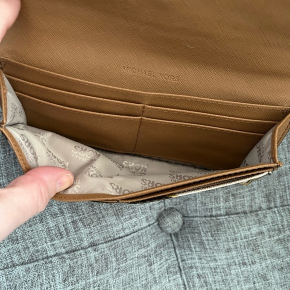 Michael Kors slim signature wallet w/floral design. - Picture 4 of 7